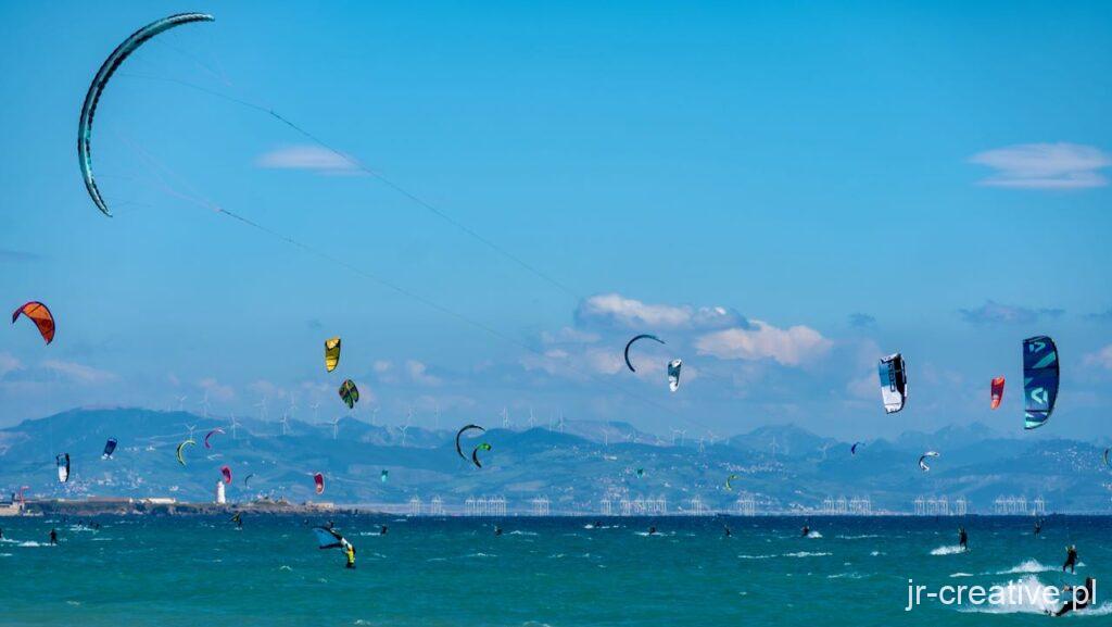 Kitesurferzy na Plaży Valdevaqueros